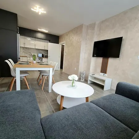 Family Garden - Bright 1br *